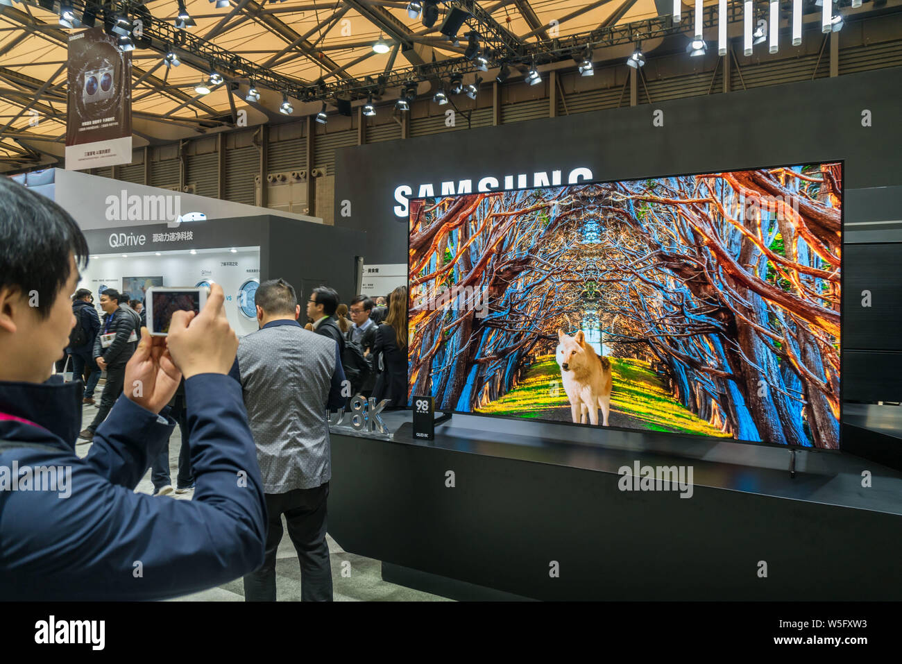 Ein Besucher nimmt ein Bild von Samsung 98-Zoll 8K QLED TV auf dem Display während das Gerät & Elektronik World Expo 2019 AWE (2019) in Shanghai, China, Stockfoto