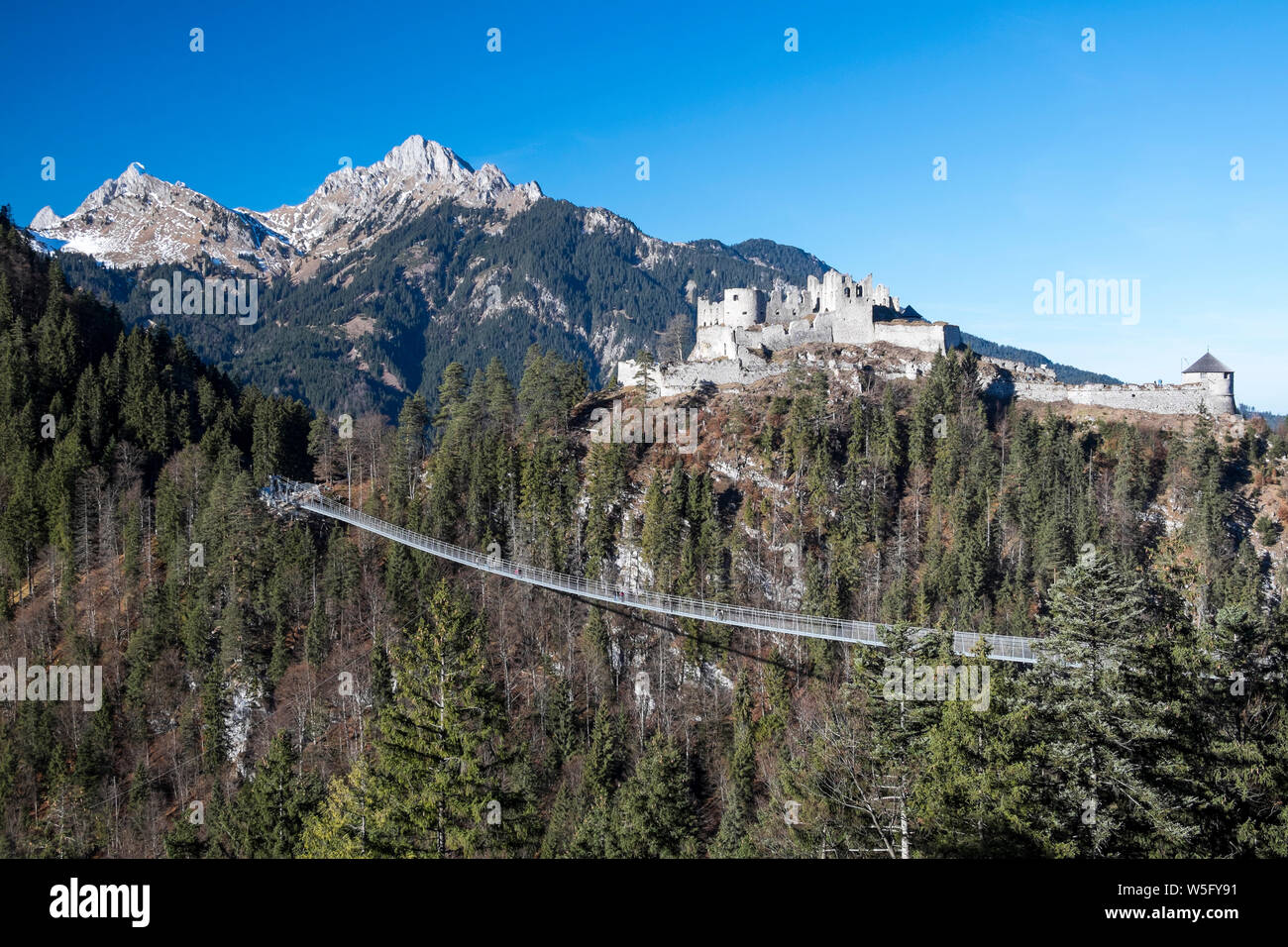 Österreich, Tirol. Naturparkregion Reutte, die Suspension Fußgängerbrücke Highline 179 (Tibet-Stil Fußgängerbrücke) und die Ruinen der Burg Ehrenberg; bg.: Gehrenspitze 2163 m Stockfoto