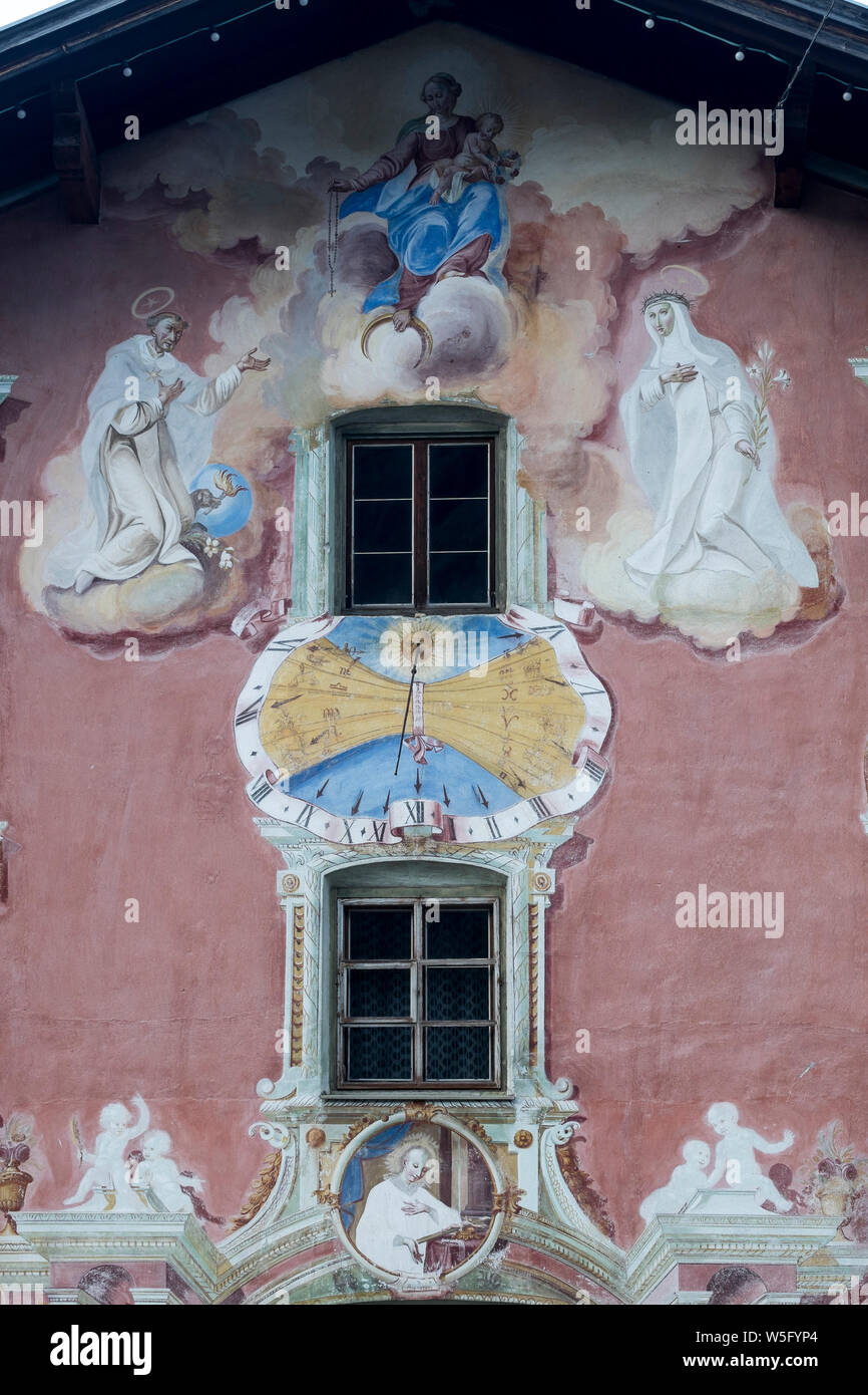 Österreich, Tirol. Naturparkregion Reutte, Holzgau im Lechtal, das Dorf ist vor allem bekannt für seine Häuser mit bemalten Fassaden (Spätbarocke Fassade Gemälde) Stockfoto