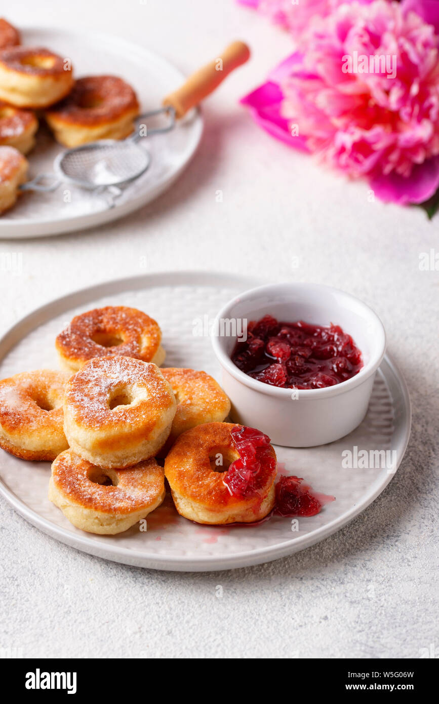 Hausgemachten Krapfen mit Rose jam Stockfoto