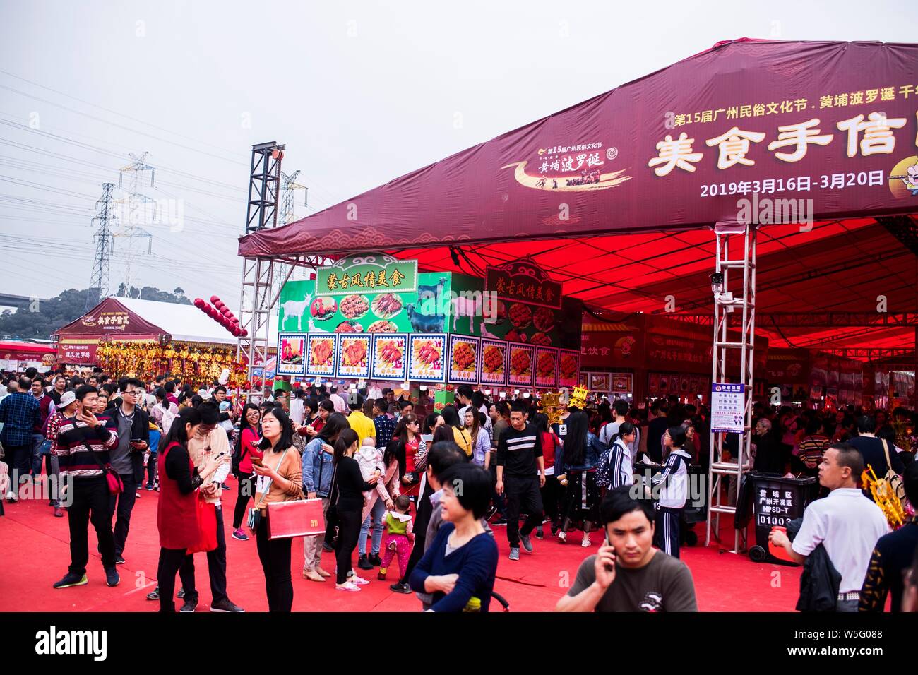 Menschen nehmen an der Eröffnungsfeier der Boluo Dan Tempel Messe feiert die Geburt von Boluo, der Gott des Meeres, in der Stadt Guangzhou, Südchina G Stockfoto