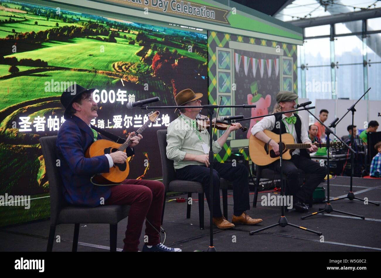 Darsteller Tanz der Saint Patrick's Day vor der Kanton Turm, ein Wahrzeichen in Guangzhou zu feiern, gebadet in grün in Guangzhou City, South Stockfoto