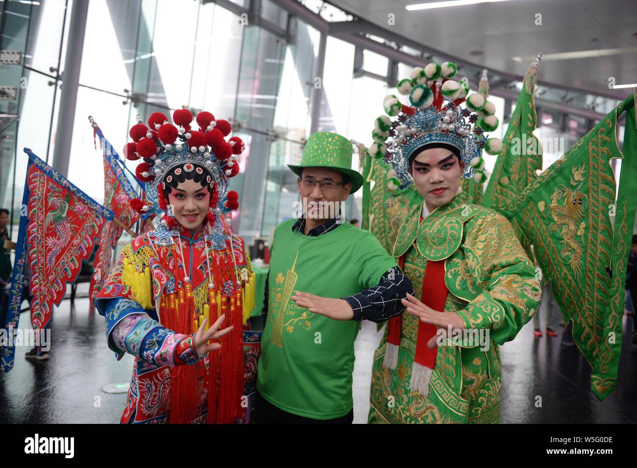 Kantonesischen oper Künstler führen Sie die Saint Patrick's Day vor der Kanton Turm, ein Wahrzeichen in Guangzhou zu feiern, gebadet in grün in Guangzh Stockfoto