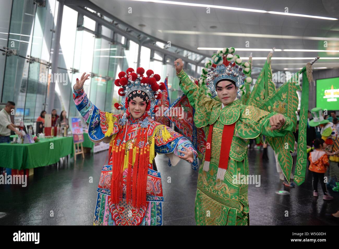 Kantonesischen oper Künstler führen Sie die Saint Patrick's Day vor der Kanton Turm, ein Wahrzeichen in Guangzhou zu feiern, gebadet in grün in Guangzh Stockfoto