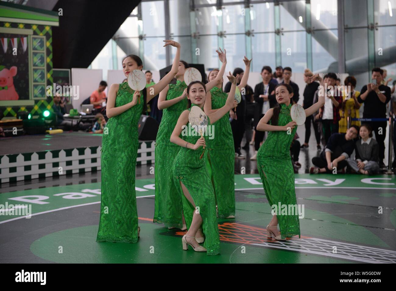Darsteller Tanz der Saint Patrick's Day vor der Kanton Turm, ein Wahrzeichen in Guangzhou zu feiern, gebadet in grün in Guangzhou City, South Stockfoto
