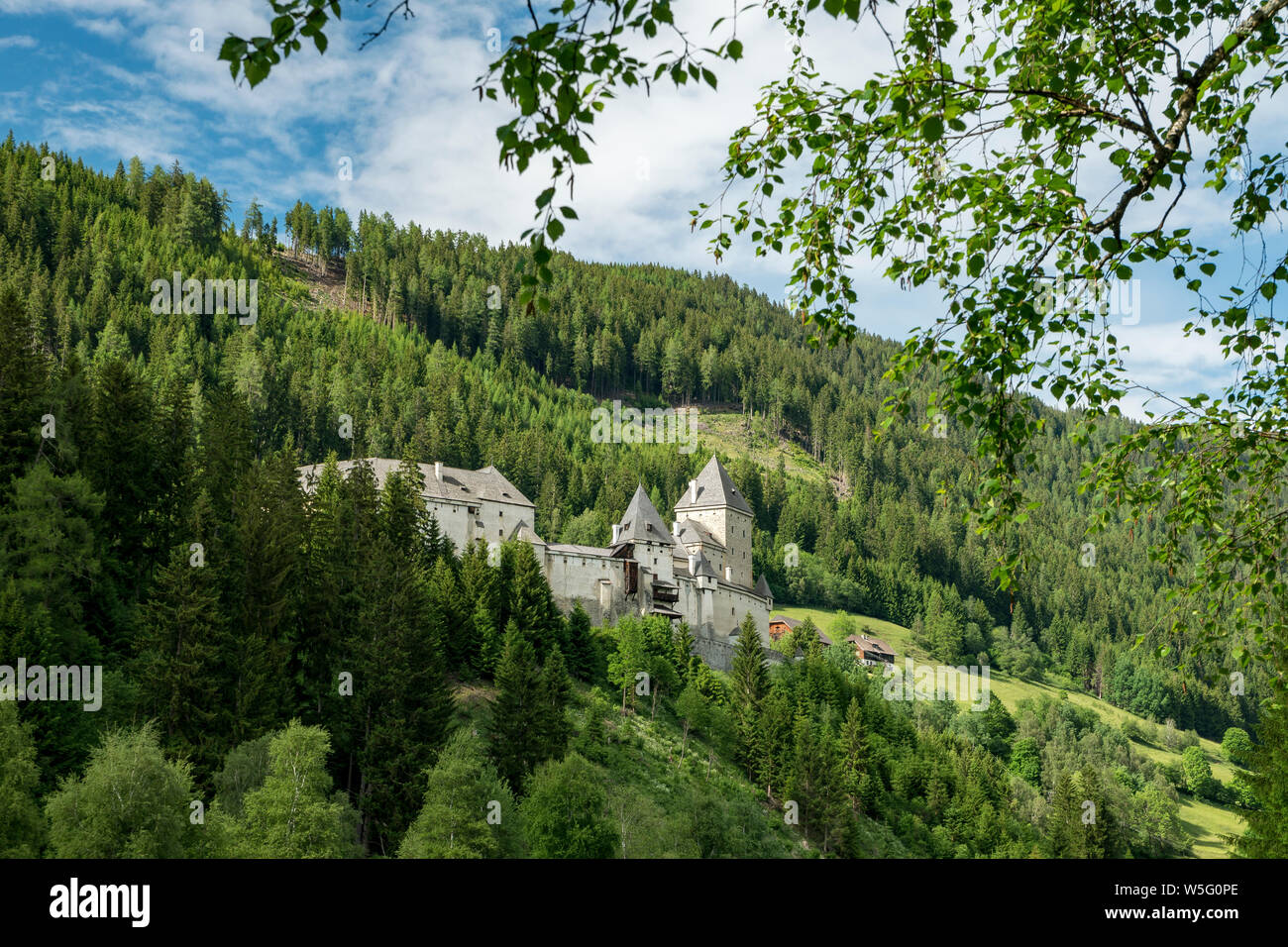 Österreich, das UNESCO-Biosphärenreservat der Salzburger Lungau, Schloss Moosham, Burg Sporn liegt auf einer Höhe von 1,079 Metern Stockfoto