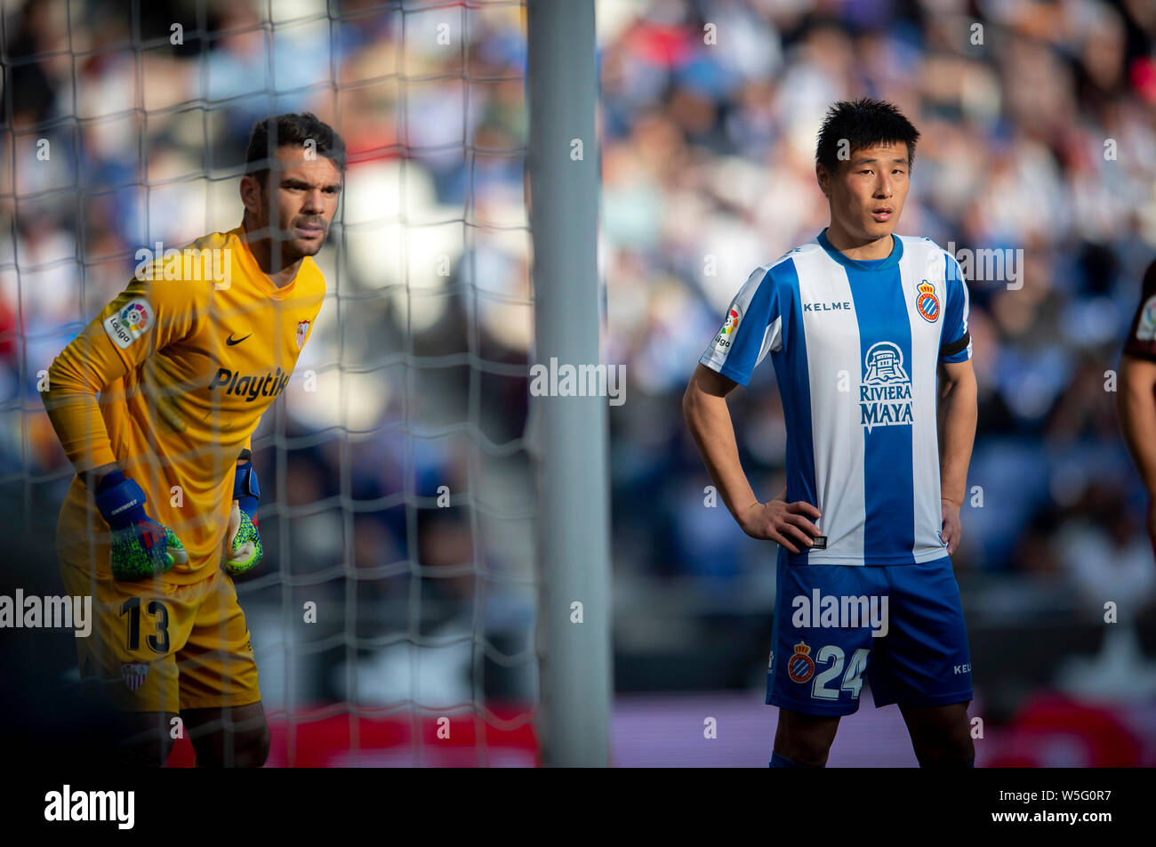 Wu Lei der RCD Espanyol, rechts, bereitet sich für einen Eckstoß neben Torwart Juan Soriano von FC Sevilla während ihrer 28. Runde der Liga 2. Stockfoto