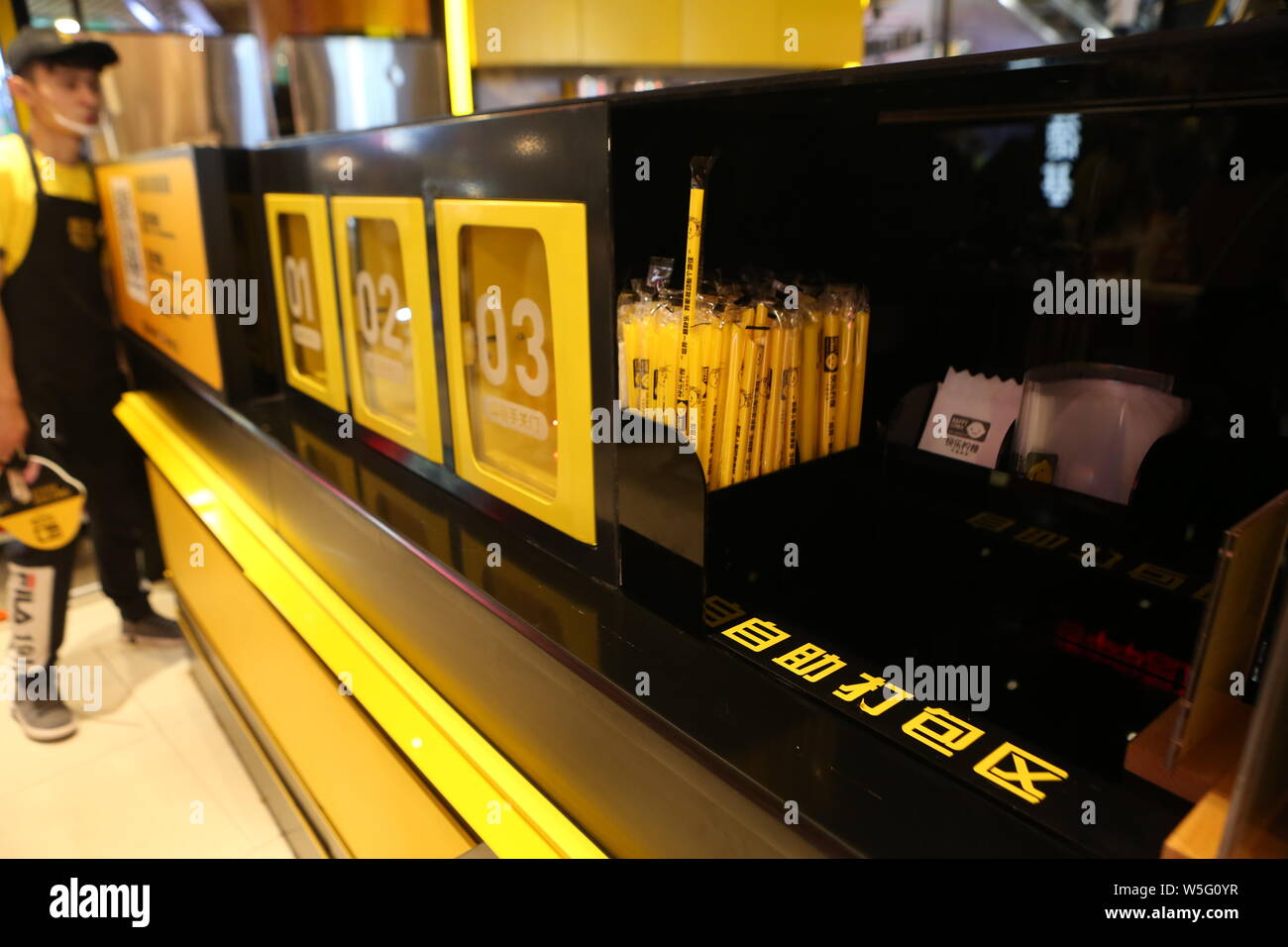 Ein Roboter arm macht Milch Kaffee bei einem automatisierten Store in Shanghai, China, 17. März 2019. Ein Shop in Shanghai hat Robots und Bubble Tea dienen. Es nur Stockfoto