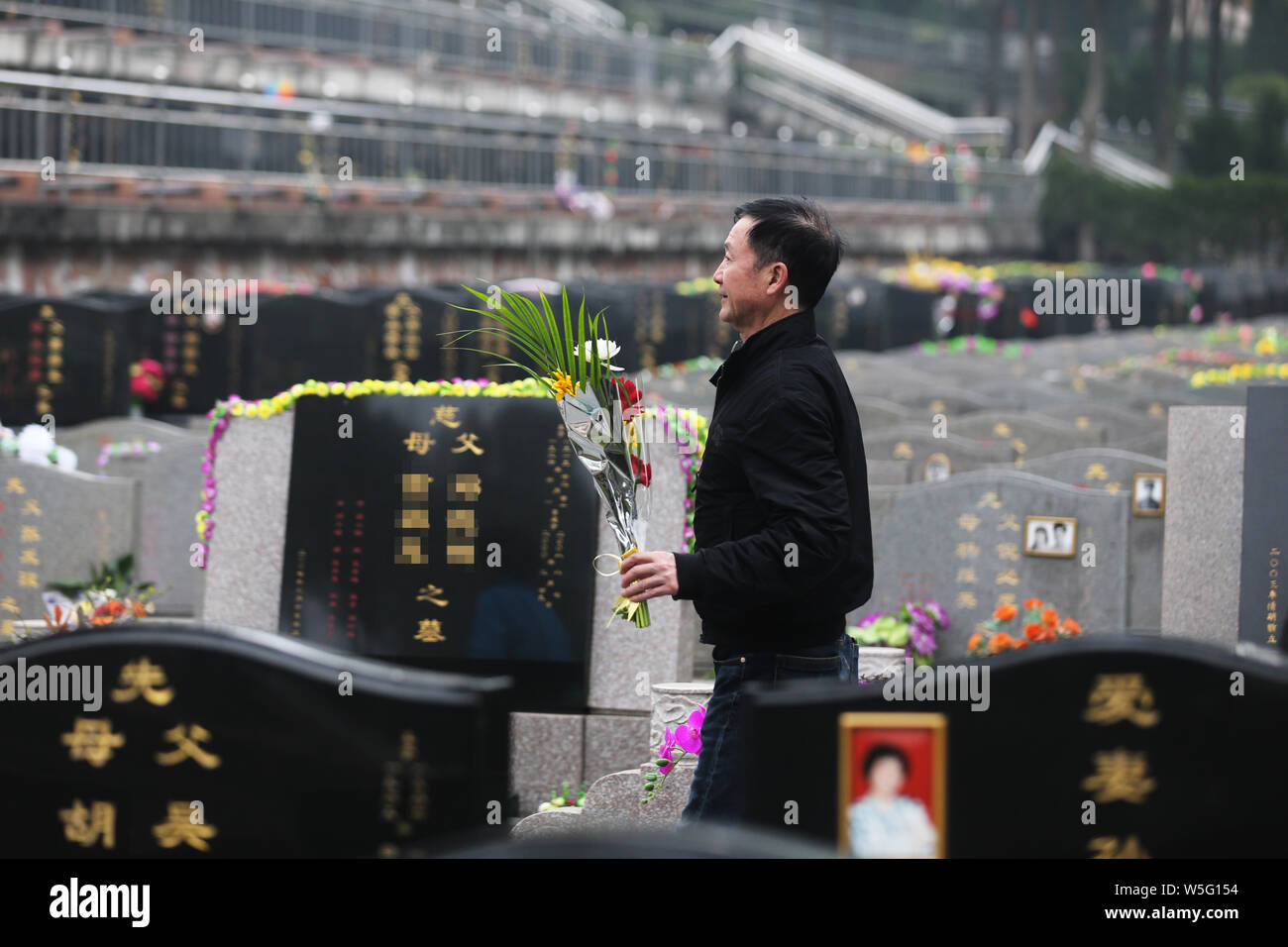 Ein Anwohner zollt seiner Geliebten vor der Qingming Festival, oder das Grab fegen Tag am Yuhua Verdienst Garten, der einen virt geöffnet Stockfoto