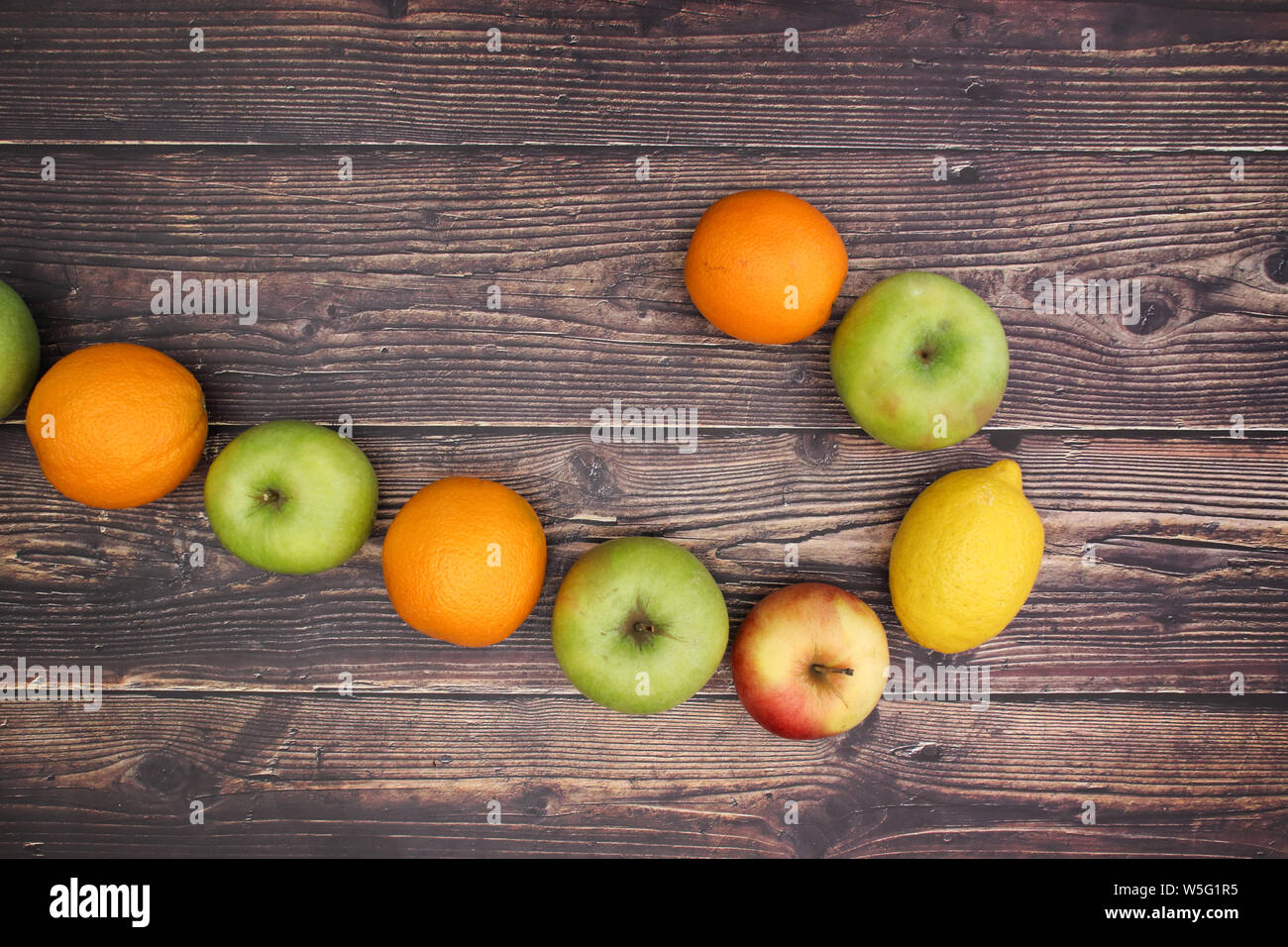 Frisches und Gesundes Obst auf dem hölzernen Hintergrund Stockfoto