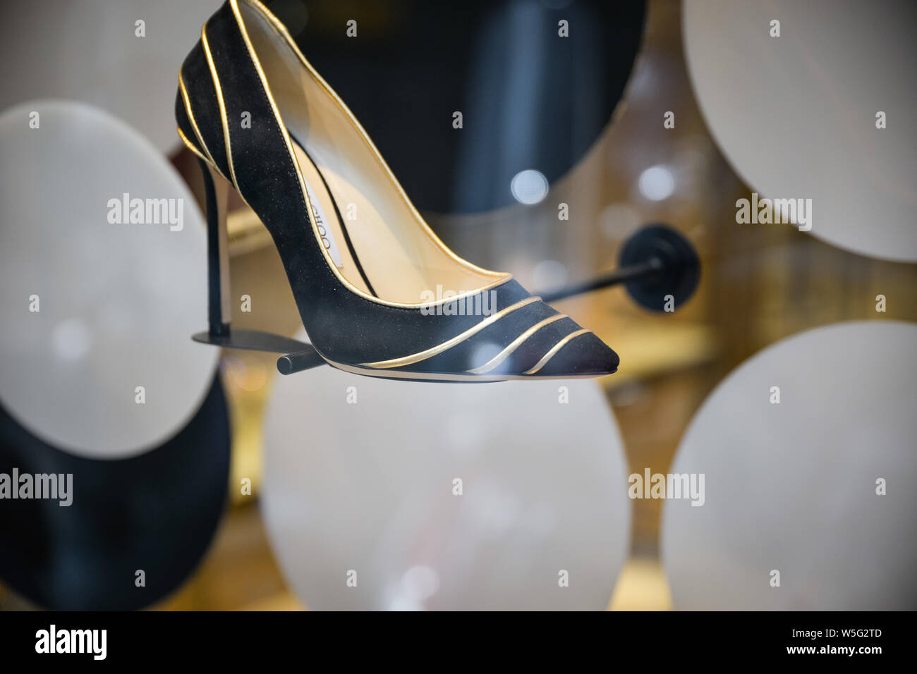 Mailand, Italien - 21 September 2018: Jimmy Choo Stores in Mailand. Via Montenapoleone. Fashion Week Jimmy Choo Stockfoto