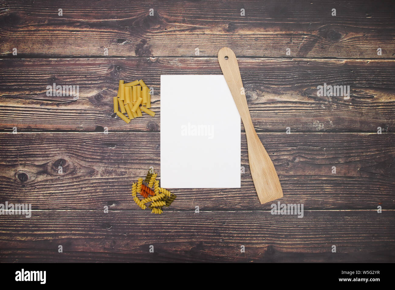 Küche versorgt und weißes Papier für Rezept auf den Tisch Stockfoto
