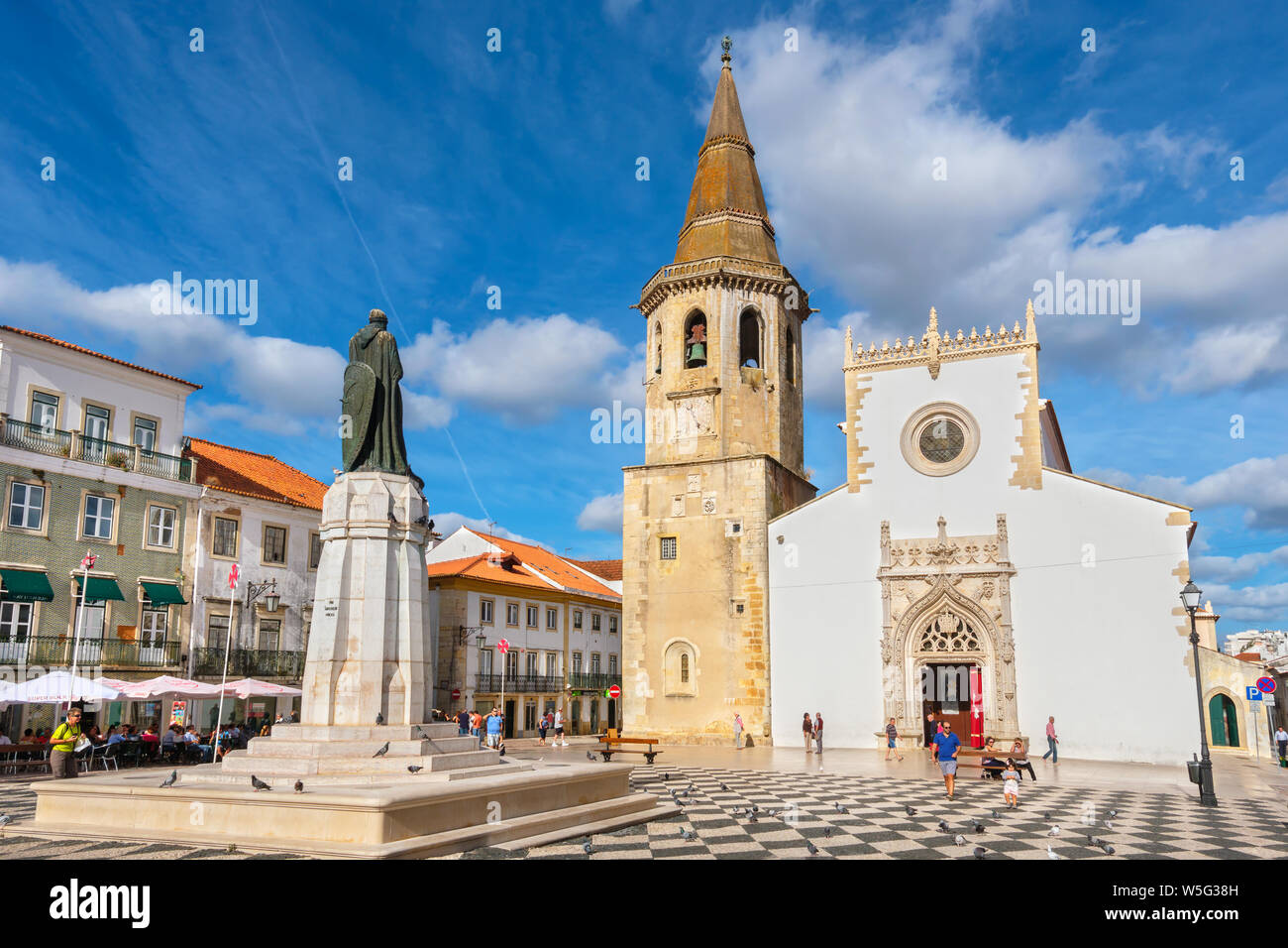 Kirche des Heiligen Johannes des Täufers und Gualdim Pais statue am Platz der Republik in Tomar. Portugal Stockfoto