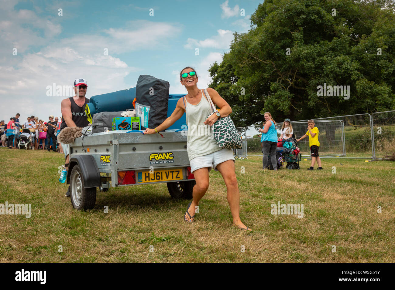 Leute anreisen, am ersten Tag des Lagers Bestival, Lulworth Castle Grounds, Dorset, Großbritannien Stockfoto