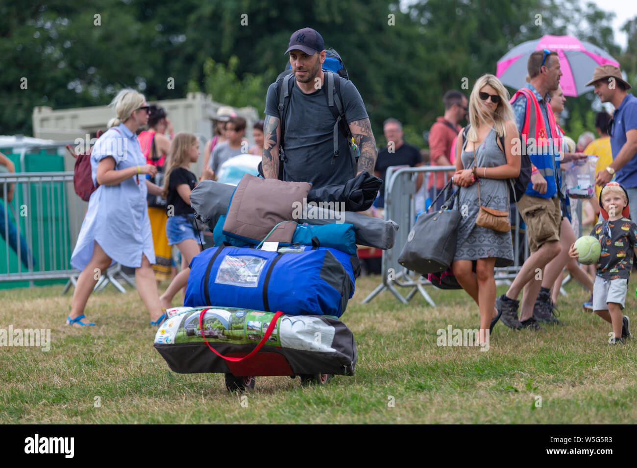 Leute anreisen, am ersten Tag des Lagers Bestival, Lulworth Castle Grounds, Dorset, Großbritannien Stockfoto