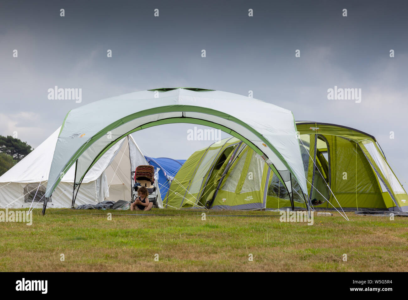 Campingplatz, UK mit offenen Zelte Stockfoto