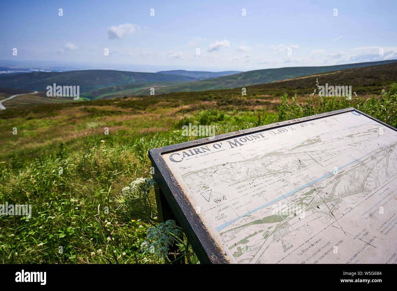Cairn O'Monat/Cairn O'Berg ist ein hoher Berg in Aberdeenshire, Schottland. Der Ortsname ist ein Überleben der alten Namen. Stockfoto