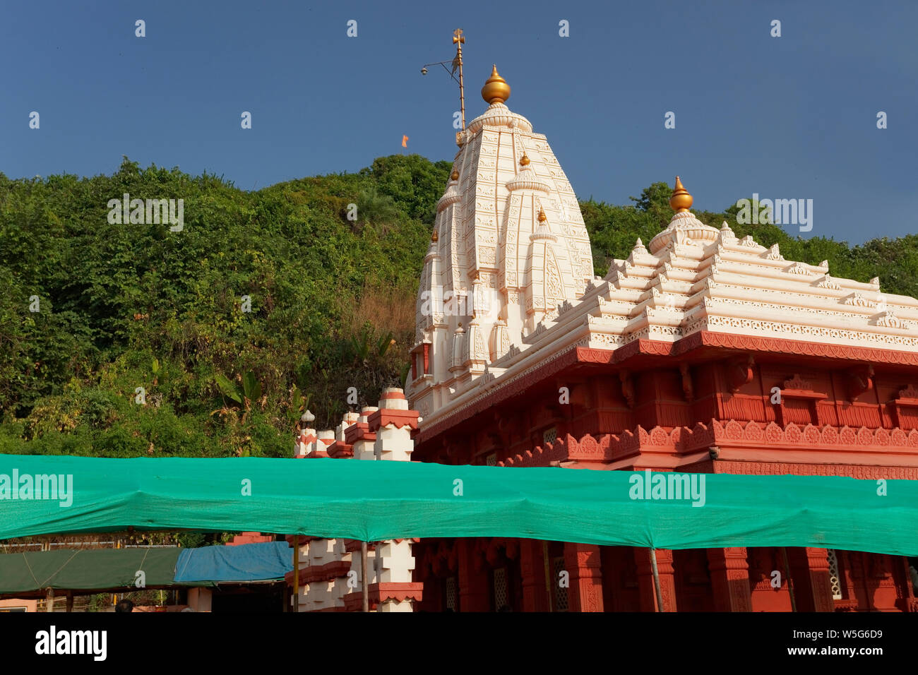 Ganesha Tempel in Ganapatipule Strand, Ratnagiri, Maharashtra, Indien. Stockfoto