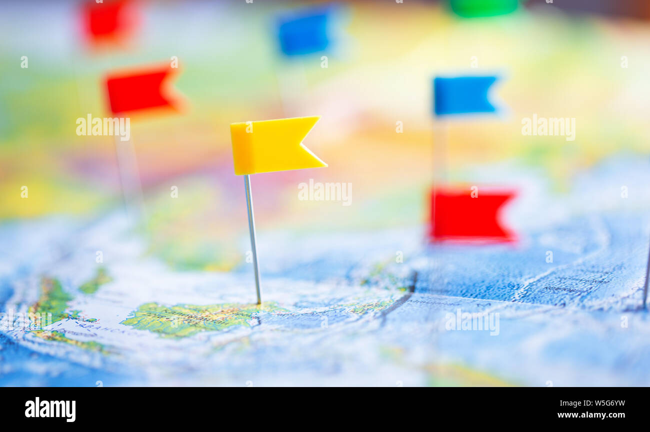Travel Concept mit farbigen Flagge pinnadeln und Weltkarte, Nahaufnahme, Stockfoto