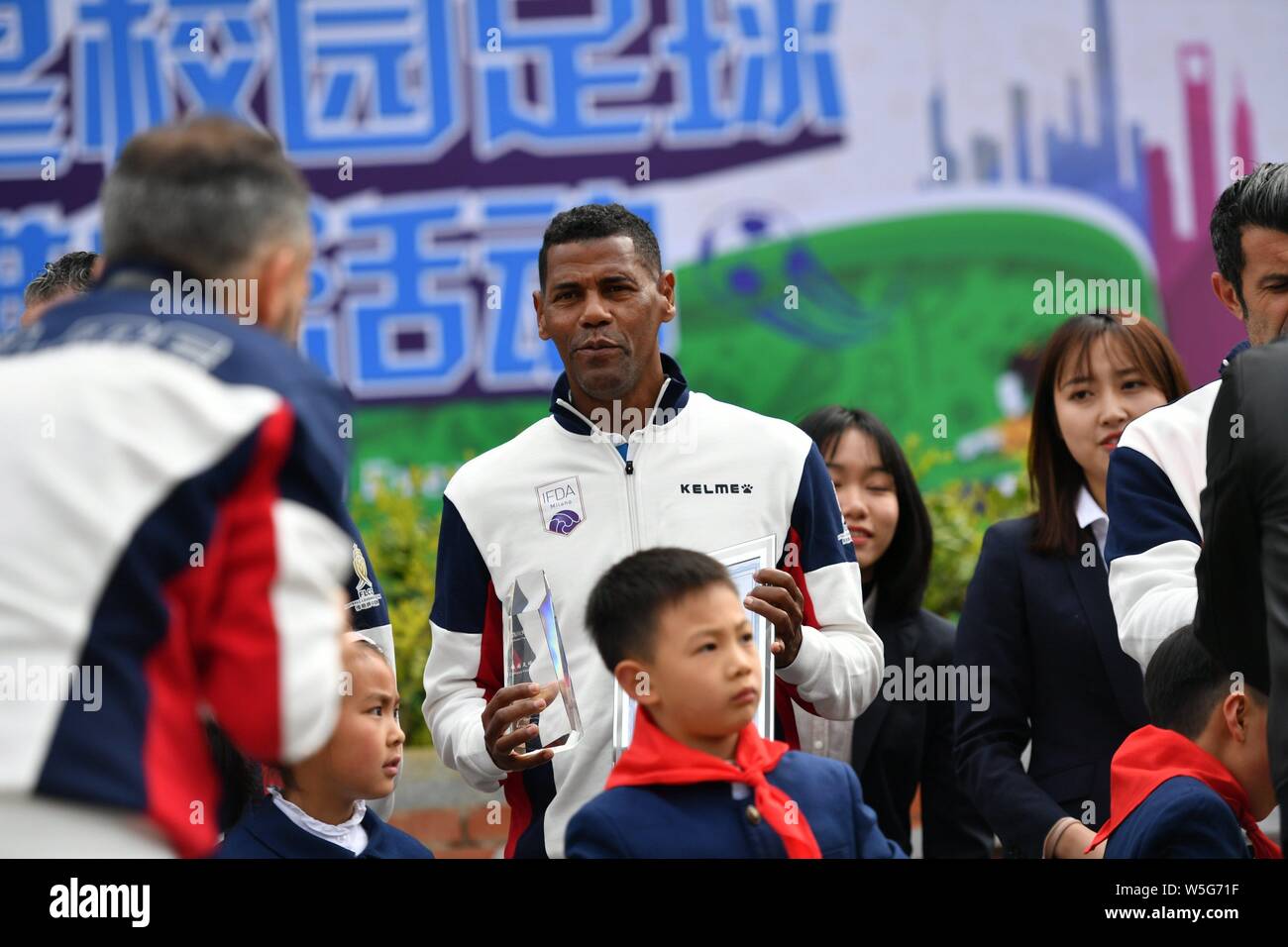 Brasilianische Fußballspieler Aldair spielt Fußball mit Studenten an einer Veranstaltung der IFDA Welt legenden Serie - Fußball-Legenden Schale - China 2019 im Che Stockfoto