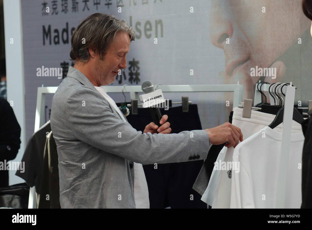 Der dänische Schauspieler Mads Mikkelsen besucht einen Fan Meeting und werbeveranstaltung von der Mode der Marke Jack & Jones in Peking, China, 23. März 2019. Stockfoto