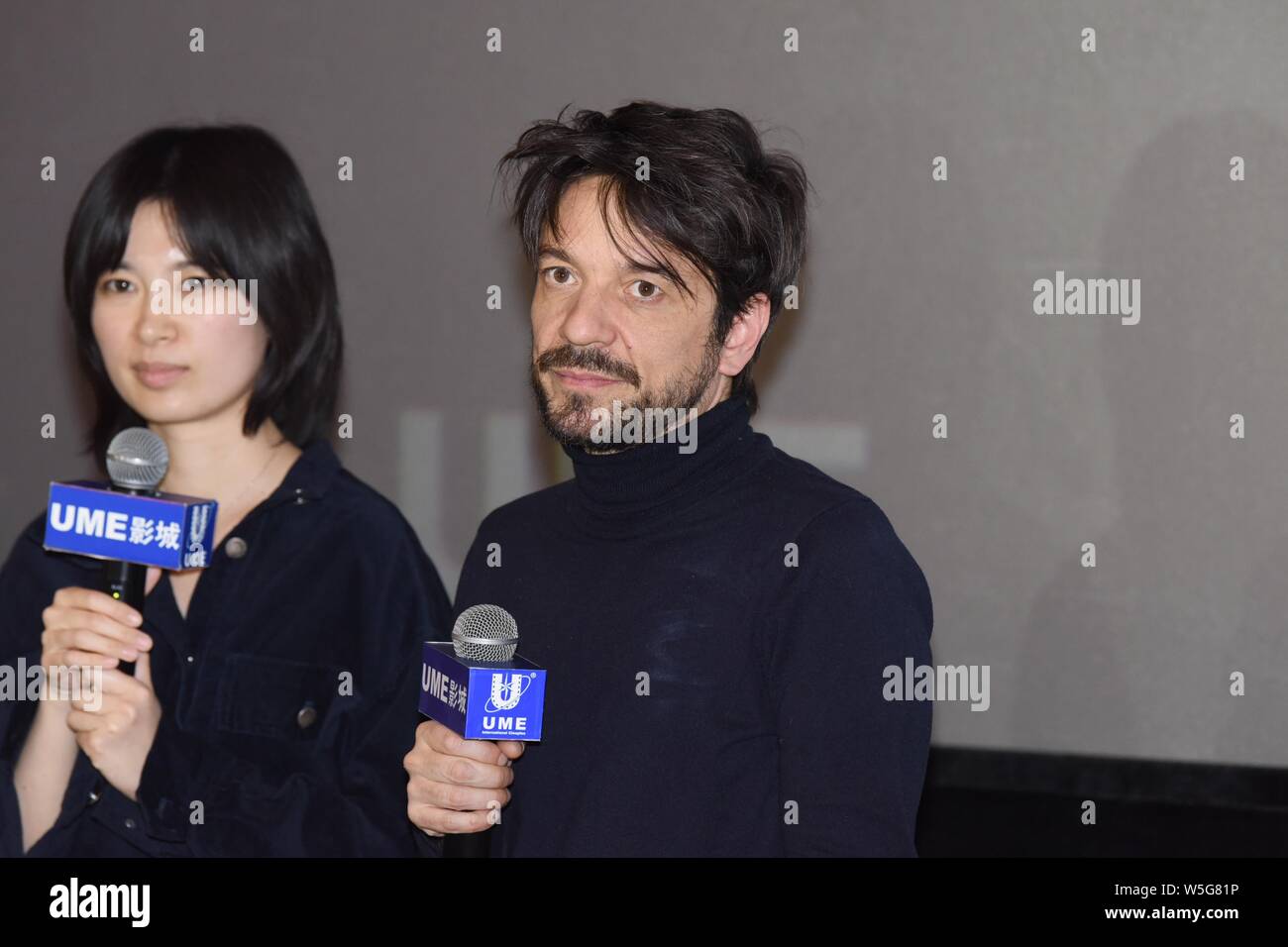 Spanische Drehbuchautor und Regisseur Oriol Paulo besucht eine Road Show für neuen Film 'Mirage' in Shanghai, China, 23. März 2019. Stockfoto