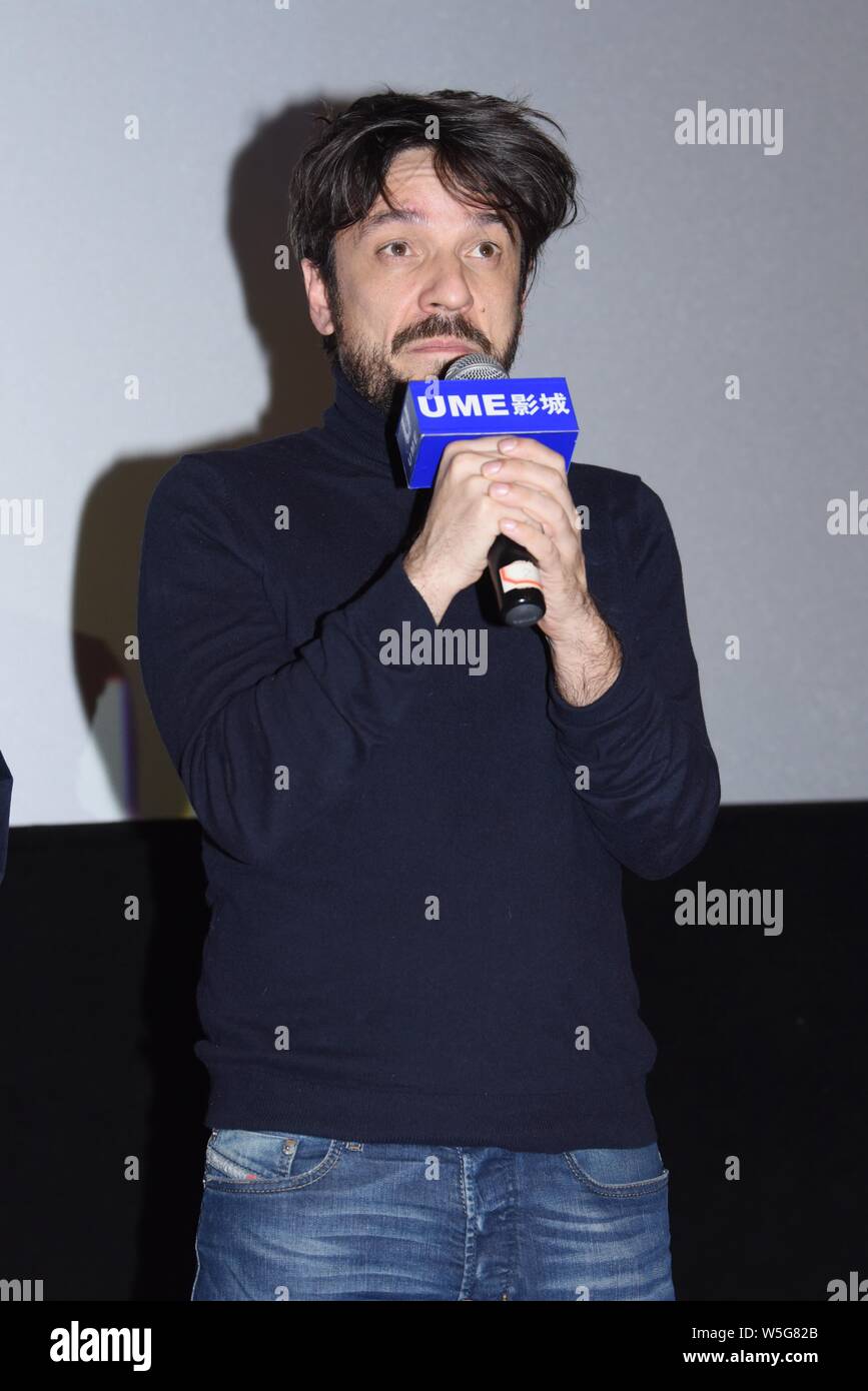 Spanische Drehbuchautor und Regisseur Oriol Paulo besucht eine Road Show für neuen Film 'Mirage' in Shanghai, China, 23. März 2019. Stockfoto