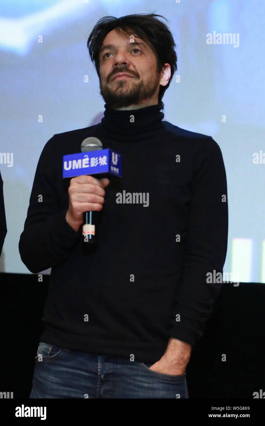 Spanische Drehbuchautor und Regisseur Oriol Paulo besucht eine Road Show für neuen Film 'Mirage' in Shanghai, China, 23. März 2019. Stockfoto