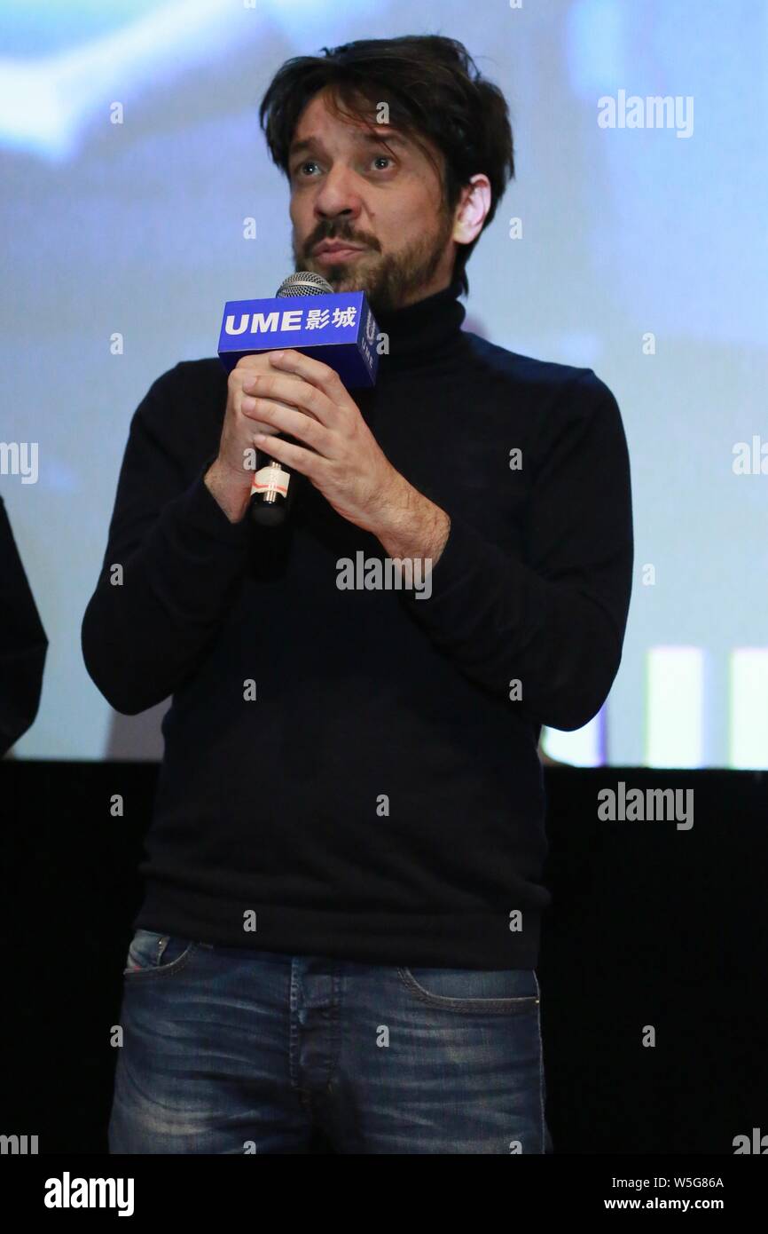 Spanische Drehbuchautor und Regisseur Oriol Paulo besucht eine Road Show für neuen Film 'Mirage' in Shanghai, China, 23. März 2019. Stockfoto
