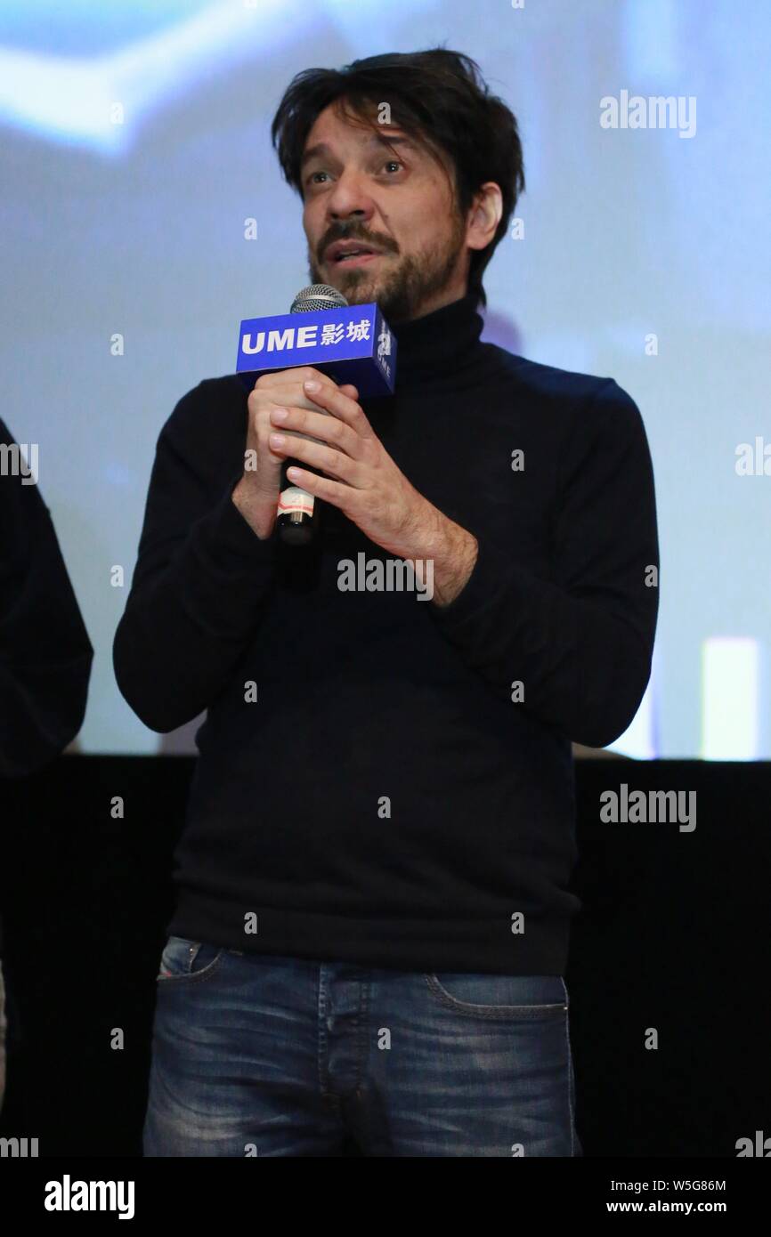 Spanische Drehbuchautor und Regisseur Oriol Paulo besucht eine Road Show für neuen Film 'Mirage' in Shanghai, China, 23. März 2019. Stockfoto