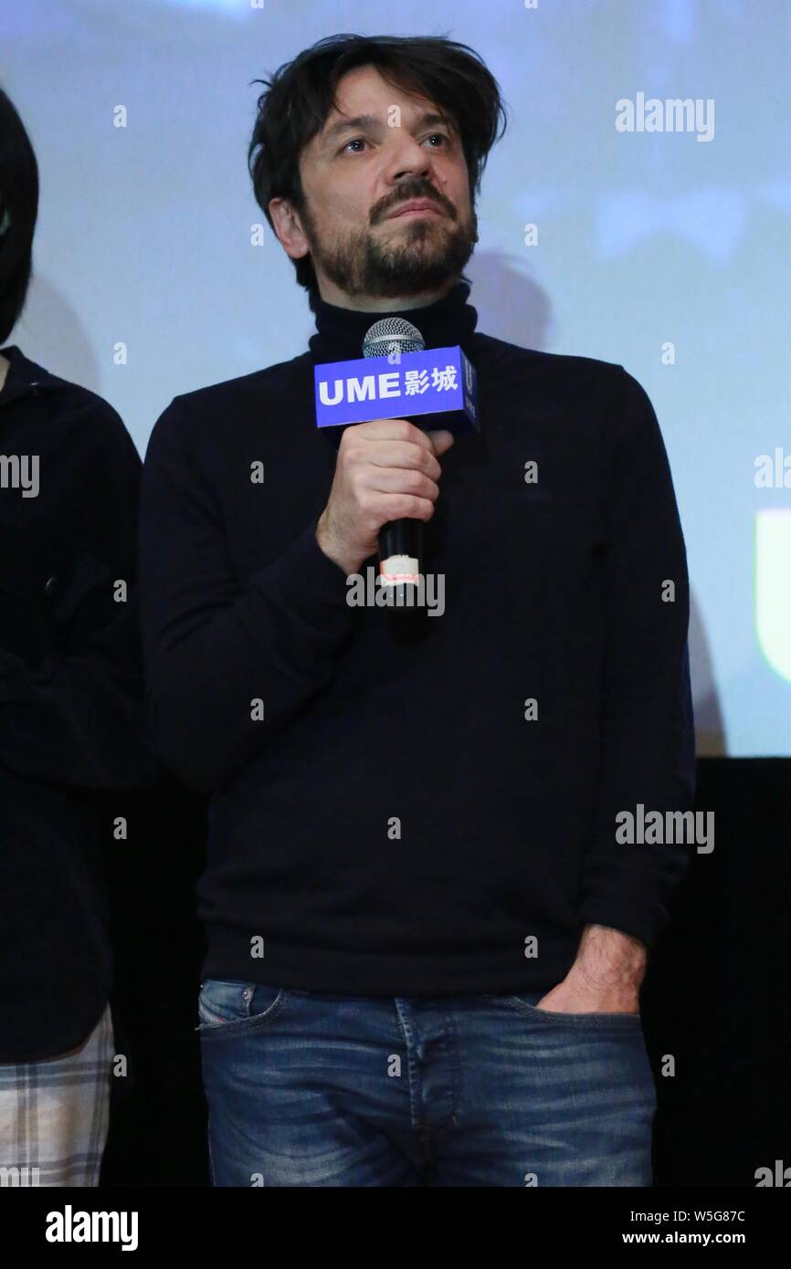 Spanische Drehbuchautor und Regisseur Oriol Paulo besucht eine Road Show für neuen Film 'Mirage' in Shanghai, China, 23. März 2019. Stockfoto
