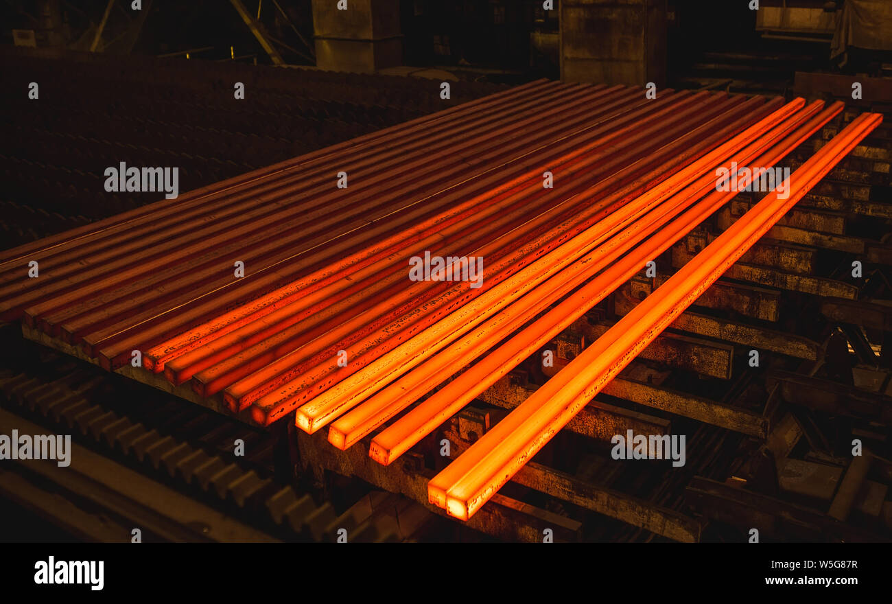 Hot square Stahl blühen auf der Roll-Tabelle. Stockfoto