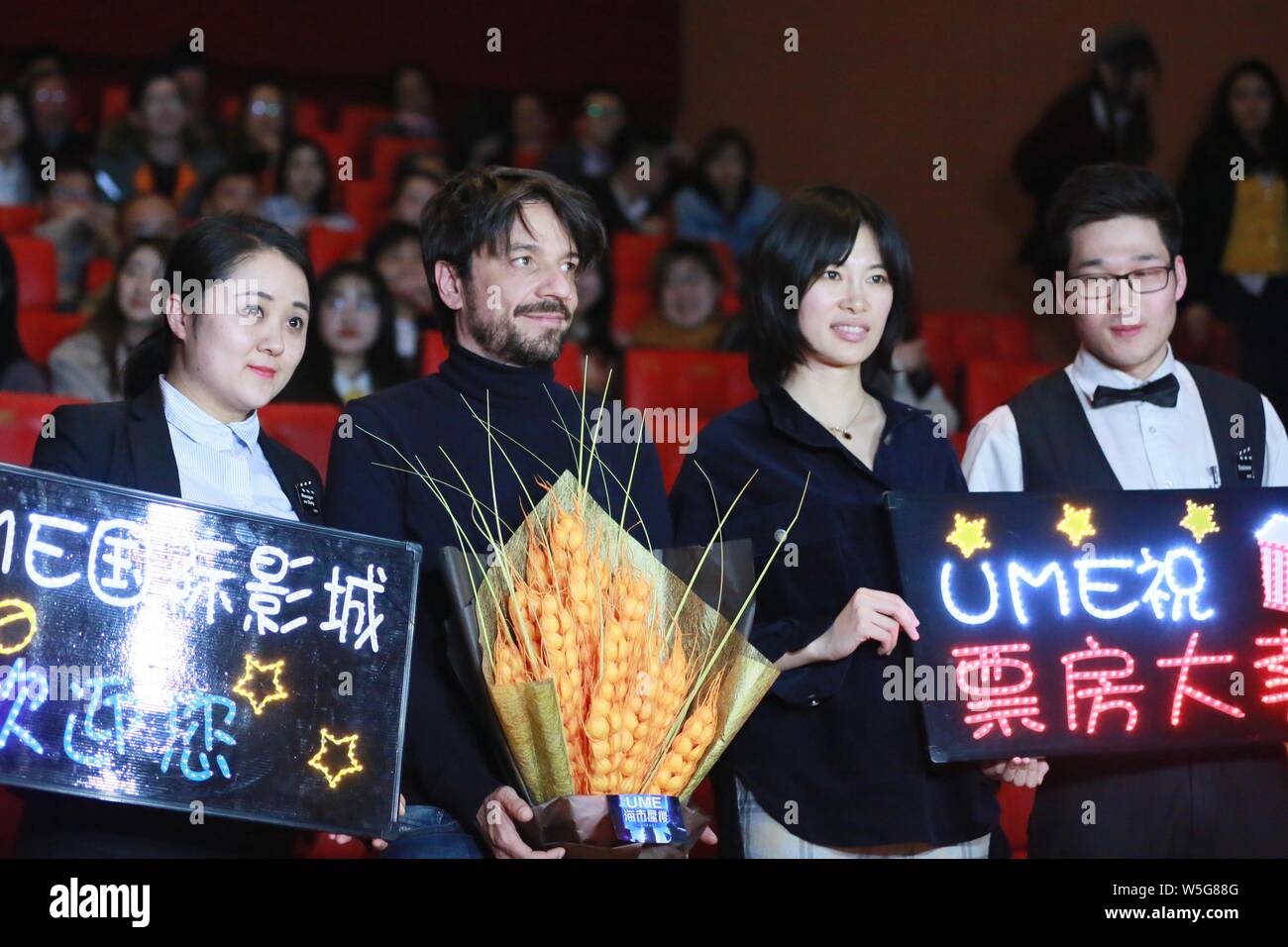 Spanische Drehbuchautor und Regisseur Oriol Paulo besucht eine Road Show für neuen Film 'Mirage' in Shanghai, China, 23. März 2019. Stockfoto