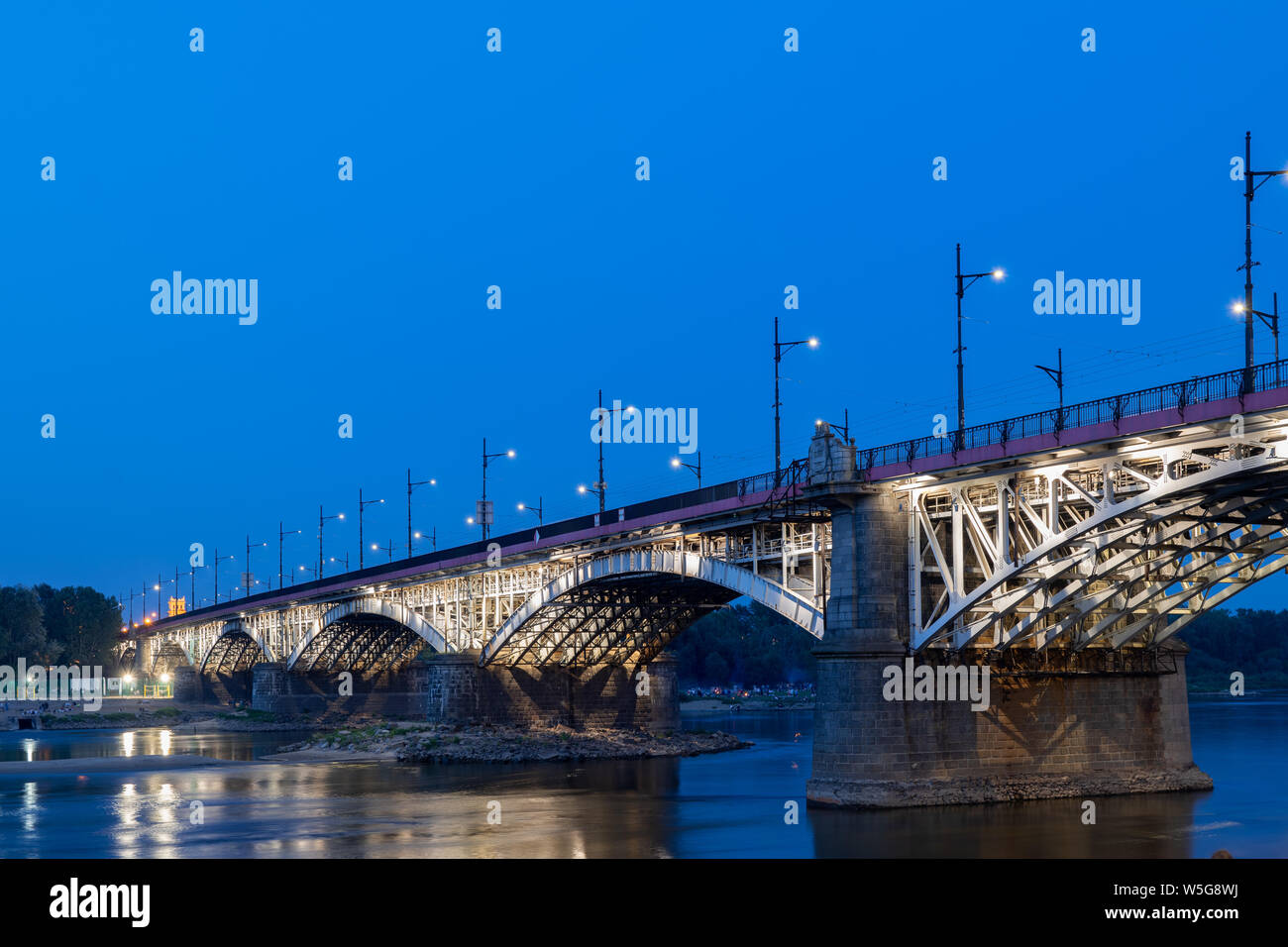 Poniatowski Brücke (Polnisch: Die meisten Poniatowskiego) an der Weichsel in der Nacht in Warschau, Polen Stockfoto