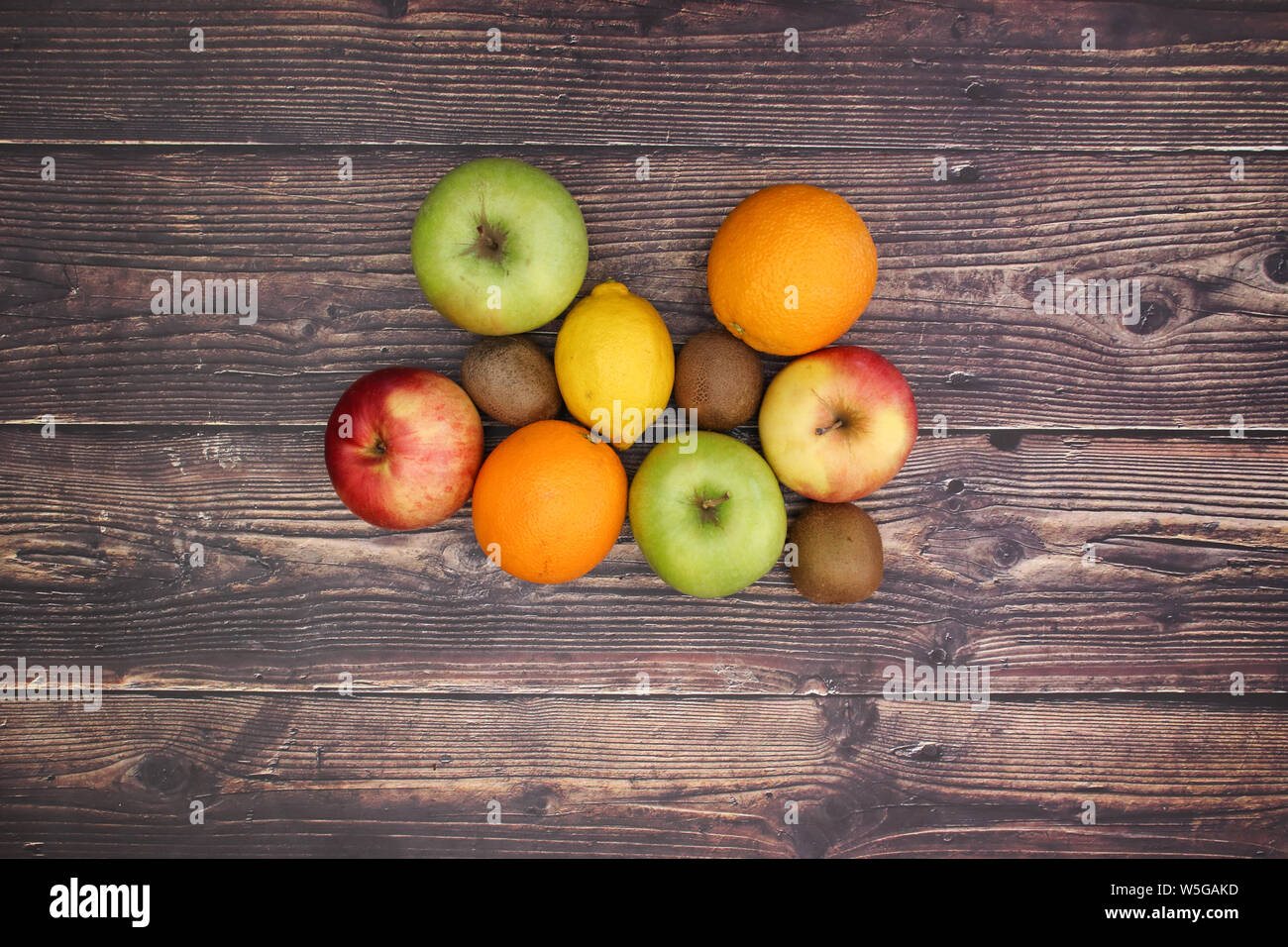 Frisches und Gesundes Obst auf dem hölzernen Hintergrund Stockfoto