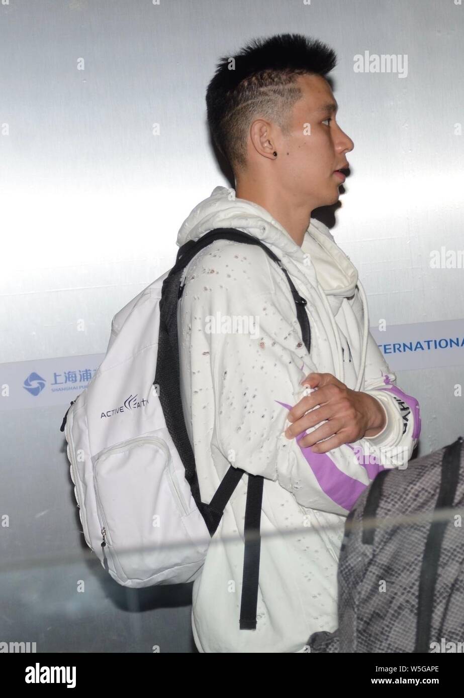 Shanghai, China. 29. Juli, 2019. Shanghai, China - Star Jeremy Lin in Shanghai in der Nacht kamen die CBA-Entwurf zu besuchen. Eine große Anzahl von Fans ihn am Flughafen begrüsst. Credit: SIPA Asien/ZUMA Draht/Alamy leben Nachrichten Stockfoto