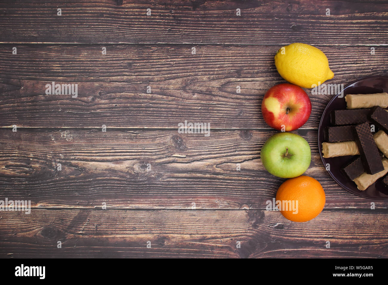 Obst und gesunden Lebensstil vs Cookies Stockfoto