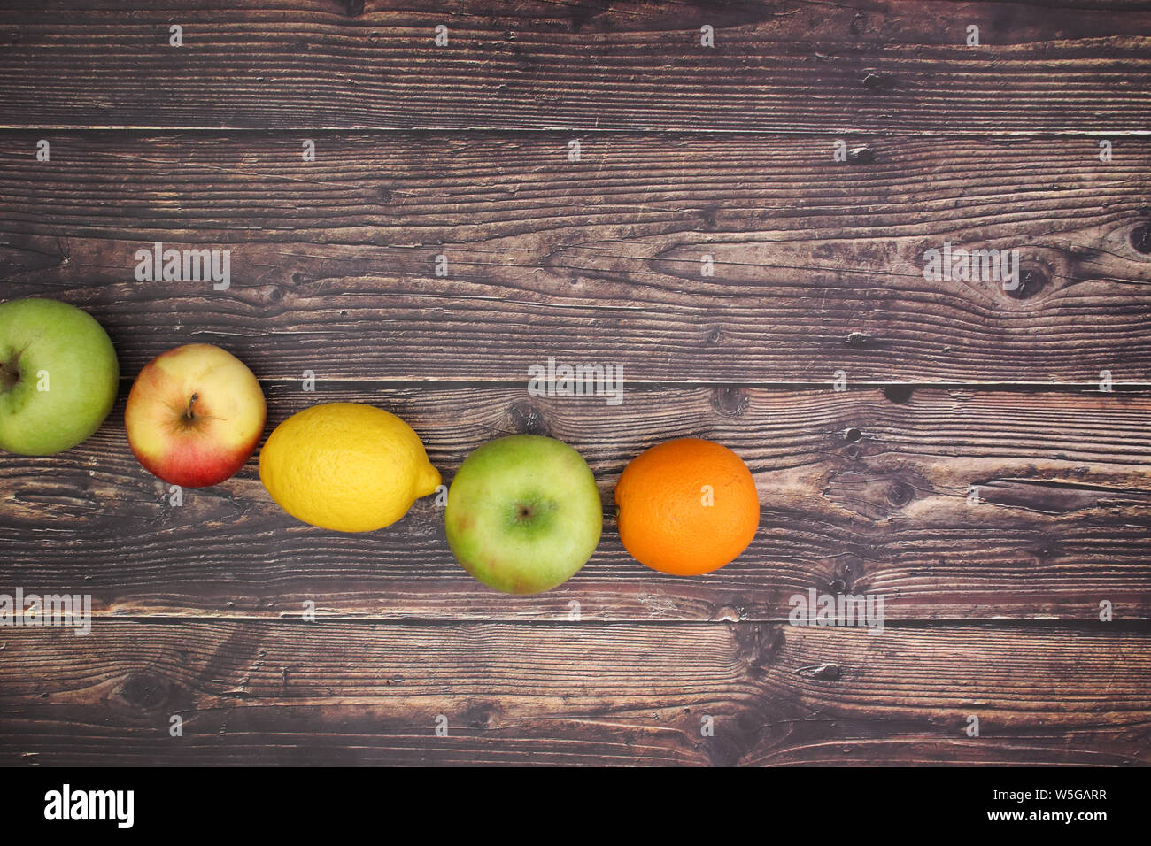 Frisches und Gesundes Obst auf dem hölzernen Hintergrund Stockfoto