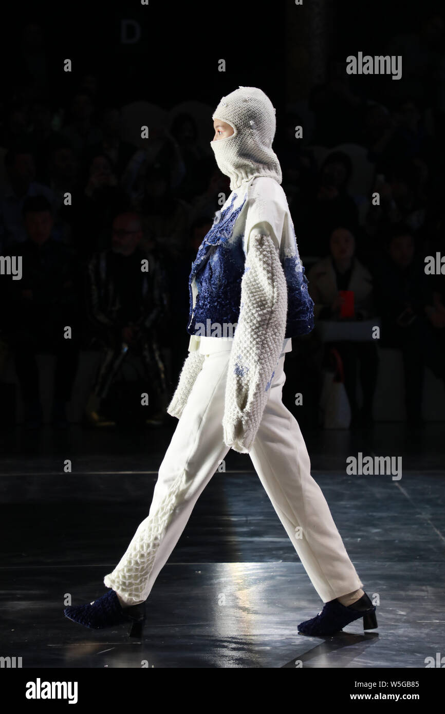 Ein Modell zeigt eine neue Schöpfung auf der Modenschau von Hempel Award das 27. China International Young Fashion Designer während der China Fashion Week Stockfoto