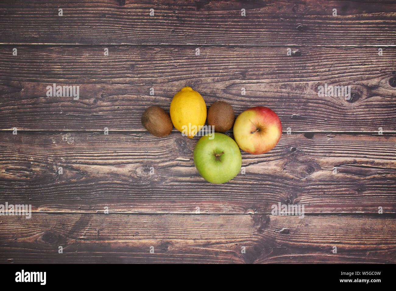 Frisches und Gesundes Obst auf dem hölzernen Hintergrund Stockfoto