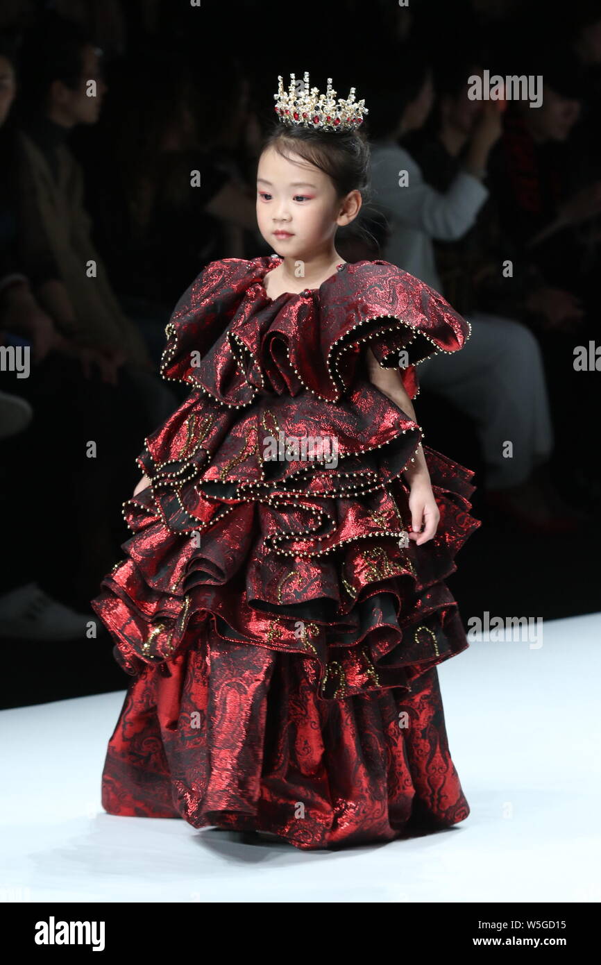 Ein Modell zeigt eine neue Schöpfung auf der Modenschau von FlowerNine von Sun Na und Song Yang während der China Fashion Week Herbst/Winter 2019 in Beijing, C Stockfoto