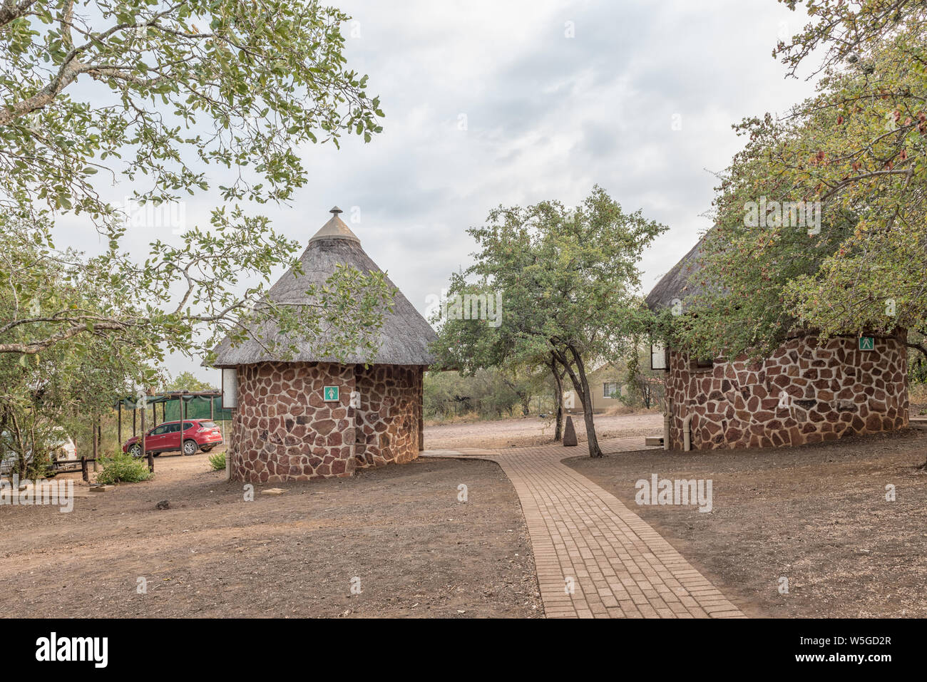 Krüger National Park, Südafrika - Mai 7, 2019: Ein Blick auf die Toilette Gebäude am Nwanedzi Picknickplatz Stockfoto