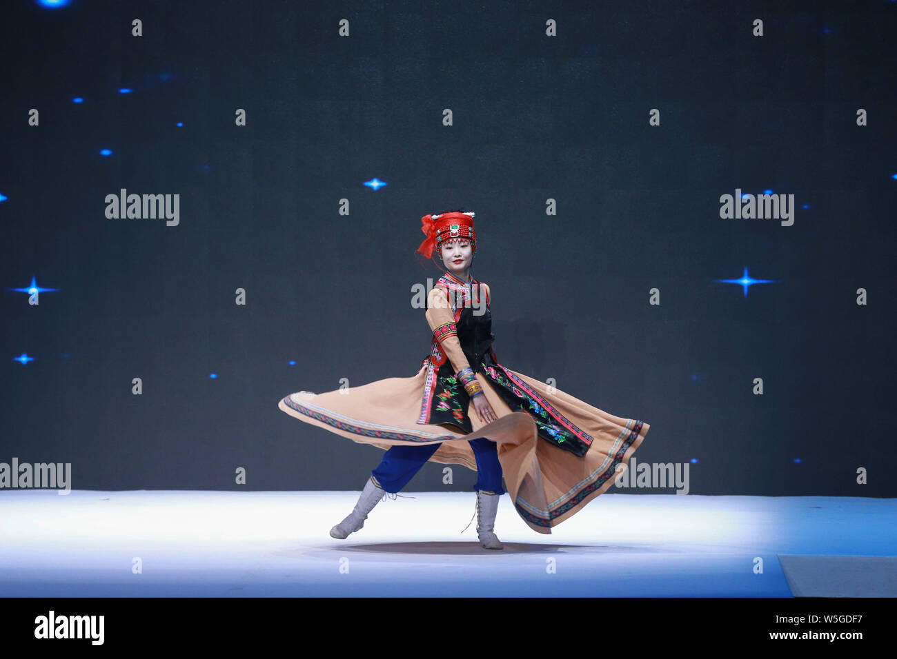 Ein Modell zeigt eine neue Schöpfung auf der Modenschau der pastoralen Eji's Song während der China Fashion Week Herbst/Winter 2019 in Peking, China, 27. März Stockfoto