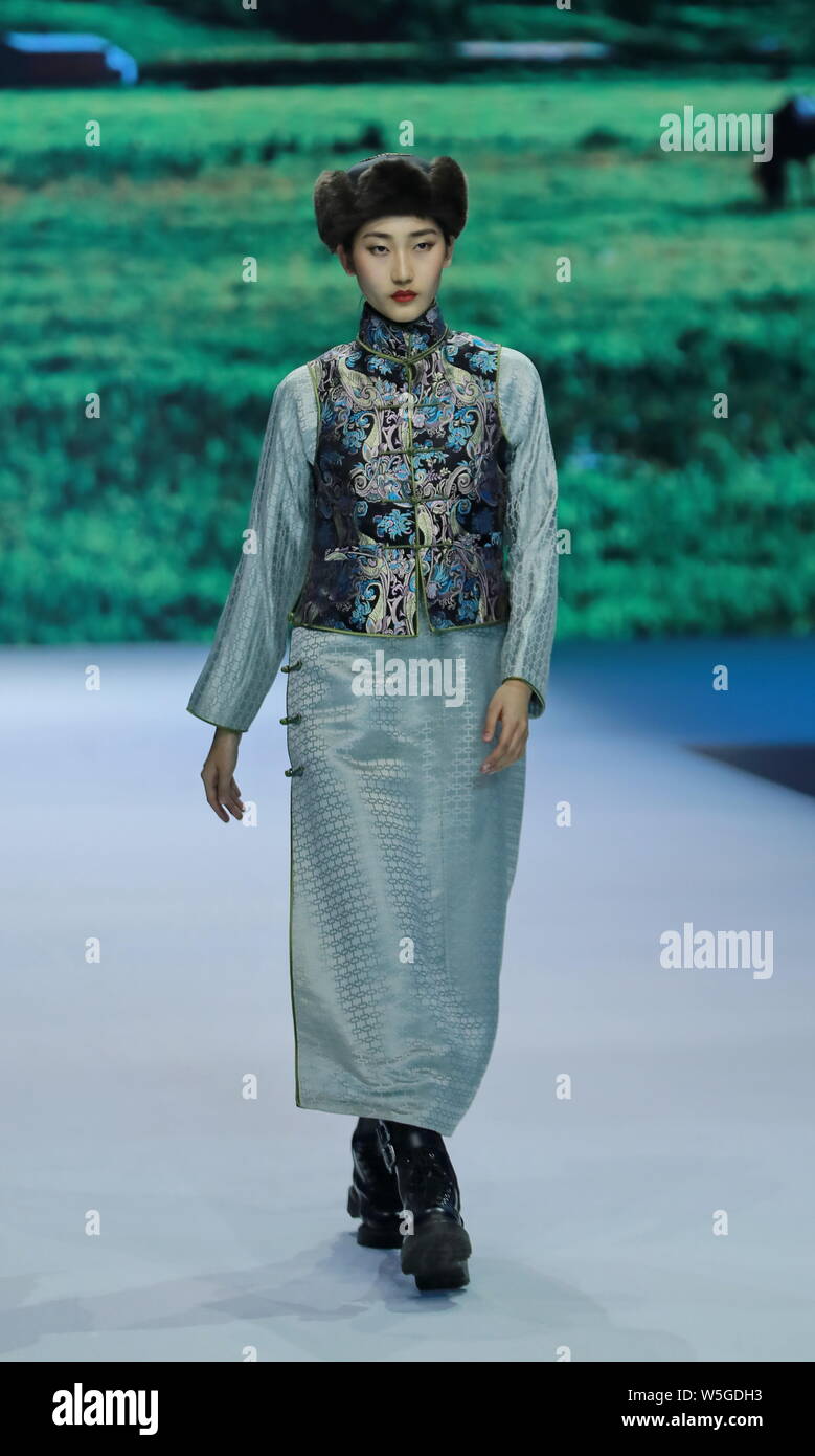Ein Modell zeigt eine neue Schöpfung auf der Modenschau der pastoralen Eji's Song während der China Fashion Week Herbst/Winter 2019 in Peking, China, 27. März Stockfoto