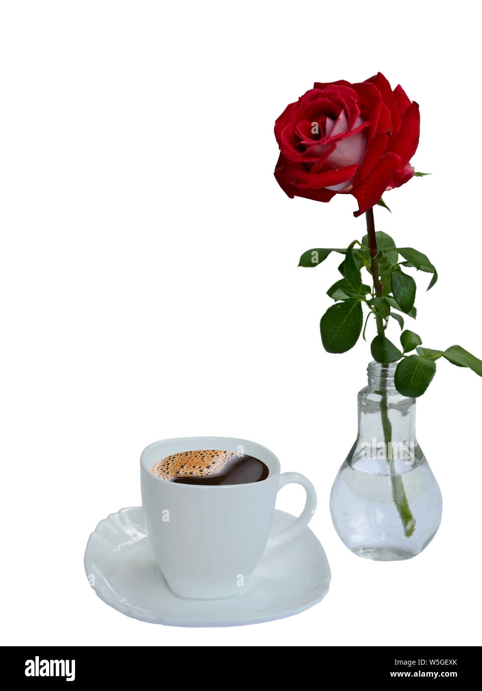 Foto von einem einzigen roten Rose in einer Vase und Kaffee in weisser Tasse und Untertasse, auf einem weißen Hintergrund. Stockfoto