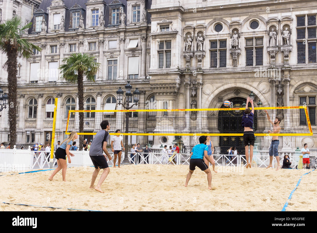 Paris Sport - Menschen spielen Beachvolleyball vor dem Hotel de Ville als Teil der jährlichen Paris Plage Ereignis in Paris, Frankreich, Europa. Stockfoto