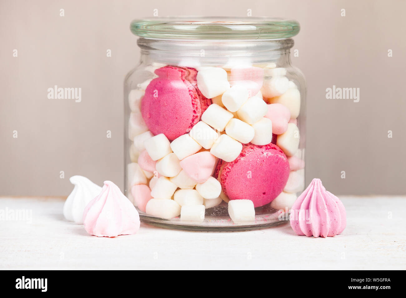 Baiser und Marshmallow im Glas. Köstliches Dessert. Stockfoto