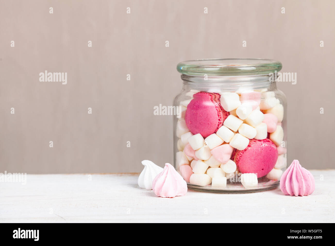Baiser und Marshmallow im Glas. Köstliches Dessert Stockfotografie Alamy