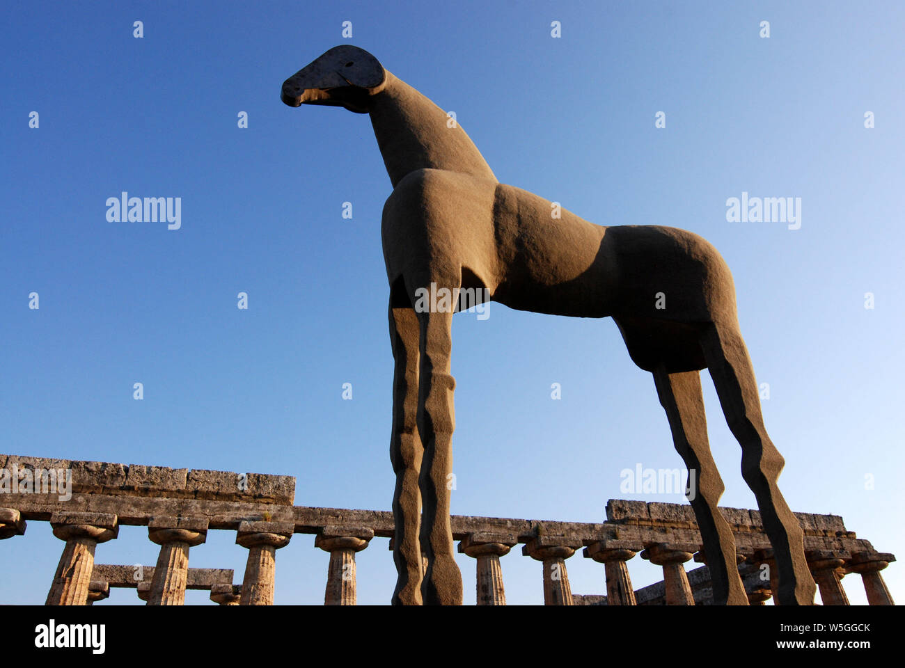 Sand Pferd von Mimmo Paladino eindrucksvollen künstlerischen Installation unter den Tempel von den archäologischen Ausgrabungen von Paestum Stockfoto