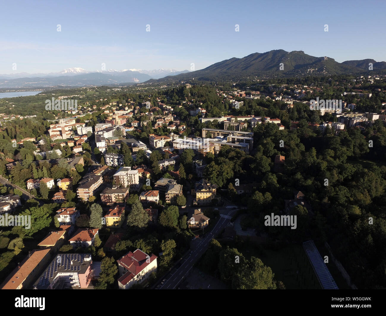Italien, Lombardei, Varese aus der Luft Stockfoto